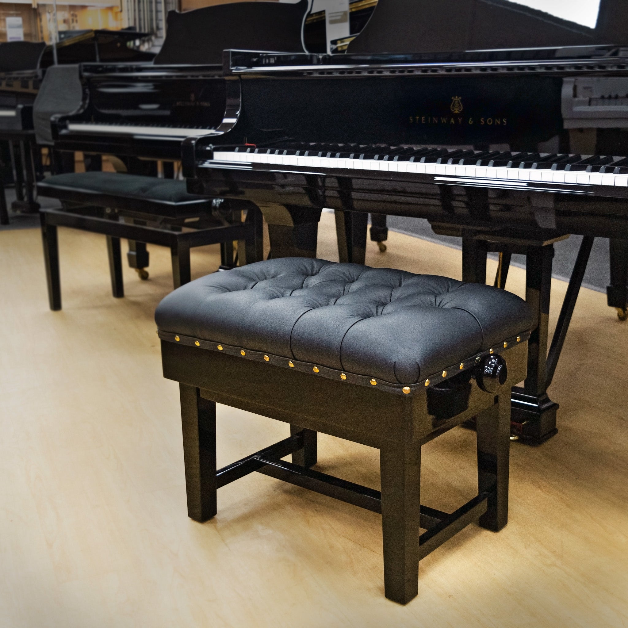 BC46-BG-BKL - Hidrau BC46 'London' adjustable concert piano stool Black gloss, black leather / A1